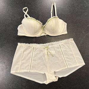 Elle Macpherson Intimates Bra 36B and Panties L in Cream with Green Bows